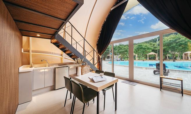 KKday「首尔五日-耍废包车漫游团」安排入住豪华露营两晚。（KKday提供）