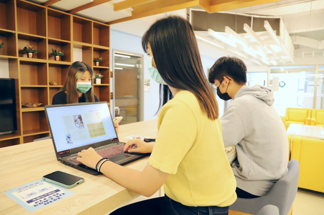 图书馆馆长赖淑玲指出，校内目前拥有电子书286万册、电子资料库185种，电子资源极其丰富。(照片/南华大学提供)