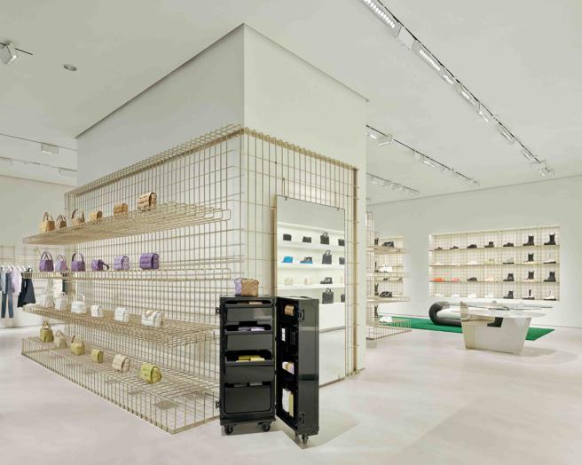 2022秋冬主打鞋款Pillow球鞋，以90年代滑板文化為靈感，如枕頭般的彭潤外型十分療癒，2萬7600元。（Bottega Veneta提供）