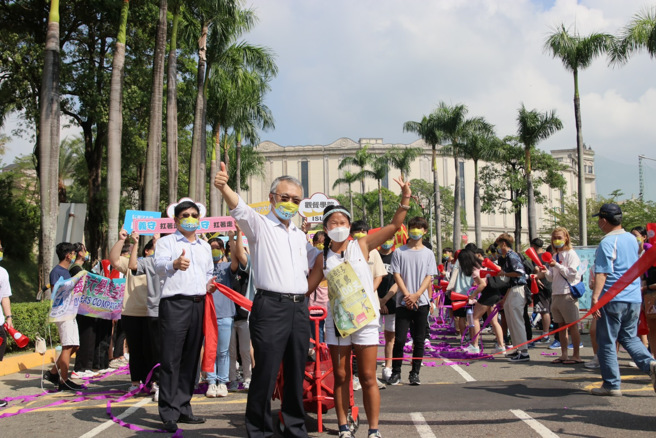 义守大学全力支持学生实现梦想，不只在课业上鼓励学生跨域学习、勇于尝试，更全力支。(照片/义守大学提供)