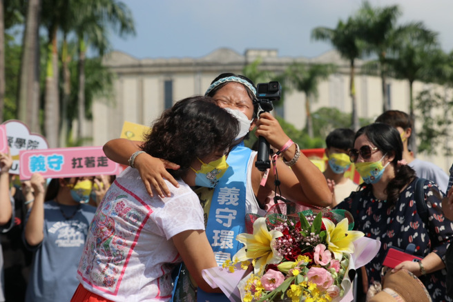 因环岛而相识的Michelle阿姨，今天也特别到义守大学见证梁凯熙实现梦想的一刻(照片来源。(照片/义守大学提供)