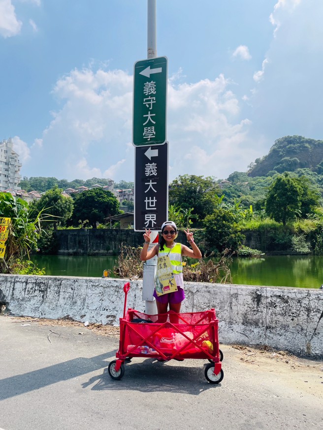 梁凯熙特别选择母校义守大学为100天徒步环岛的最后一站，感谢学校四年来的栽培与照顾。(照片/义守大学提供)