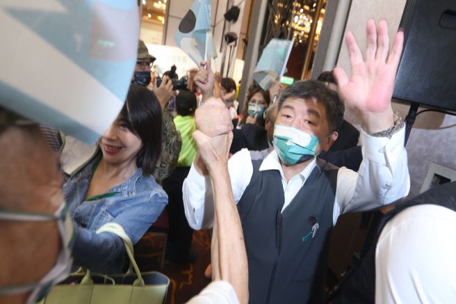 民进党台北市长参选人陈时中（右）7日出席客家后援会成立大会，受到现场支持者热情欢迎，陈时中也不时握住民眾的手搏感情。（杜宜谙摄）