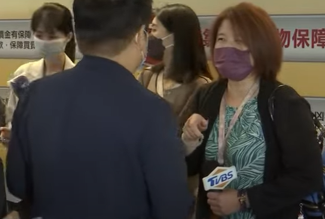 民进党台北市长候选人陈时中竞选总部的发言人庄瑞雄（背对镜头者）今（7）日和媒体记者发生激烈争执。（图／取自中天新闻画面）