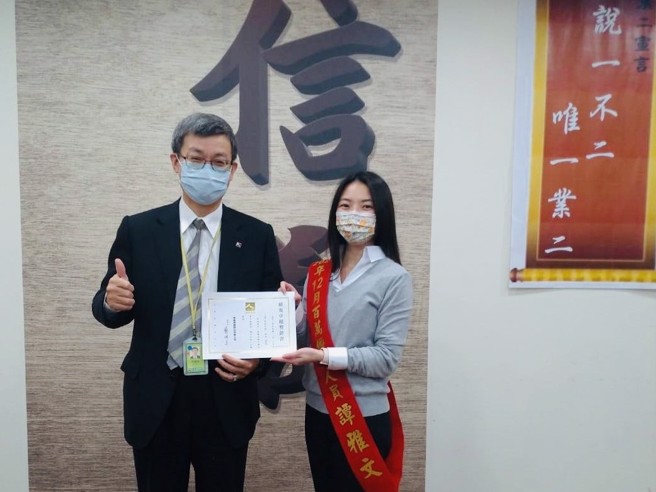 信义房屋民生店专案经理谭雅文（右）认为，作为房仲本就应该替客户解决问题，不应该因为已经成交多时，服务就此中断。（图/信义房屋提供）