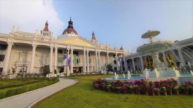 位于嘉义县大林的佐登妮丝城堡近日试营运，巴洛克风格迴廊、喷泉、花园，有如「台版凡尔赛宫」。（图/ 中央社）