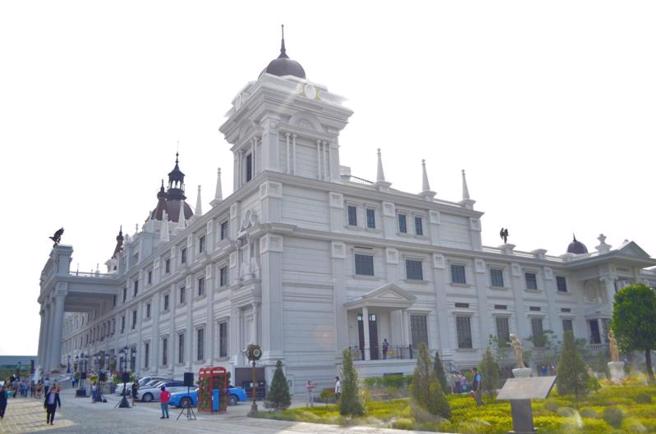 占地1万5000坪位于嘉义县大林的佐登妮丝城堡，近日试营运，华丽气派的欧洲宫廷建筑，如「台版凡尔赛宫」，彷佛让人秒飞欧洲。（图/ 中央社）