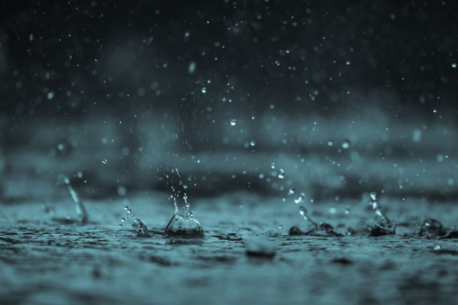 网路上疯传一组爸爸帮孩子挡雨的照片，让许多网友深受感动。（示意图／达志影像）