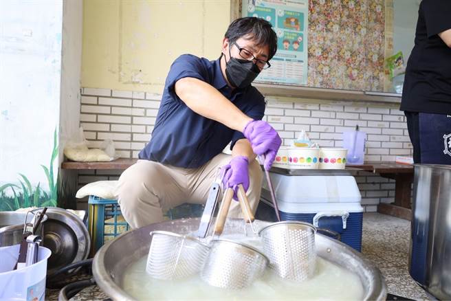 在台湾开拉麵店的日本人野崎孝男，今天到春日国小探视孩子，煮一碗碗热腾腾的麵给孩子吃。（摘自谷辣斯脸书）