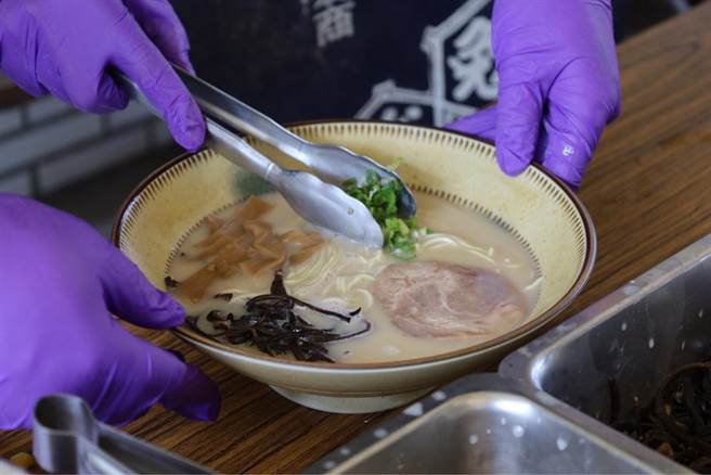 在台经营拉麵店的野崎孝男先生在春日国小灾区煮拉麵，免费招待小朋友吃。（摘自谷辣斯脸书）