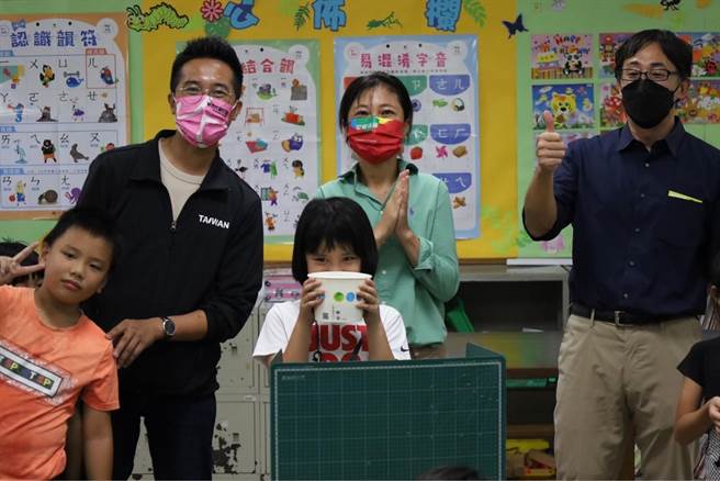 谷辣斯、与市民代表胡仁顺都到场关心学生状况。（摘自谷辣斯脸书）