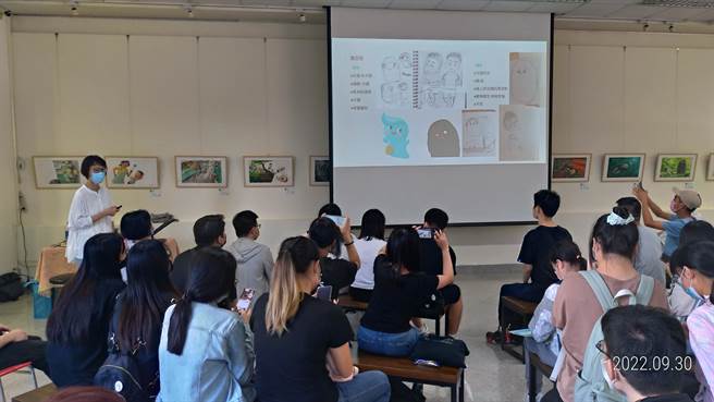 邱千容分享《丑泥怪》绘本创作发想与歷程。（华夏科技大学提供）