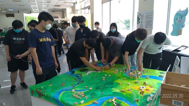 华夏科大同学参观 活动展览。（华夏科技大学提供）