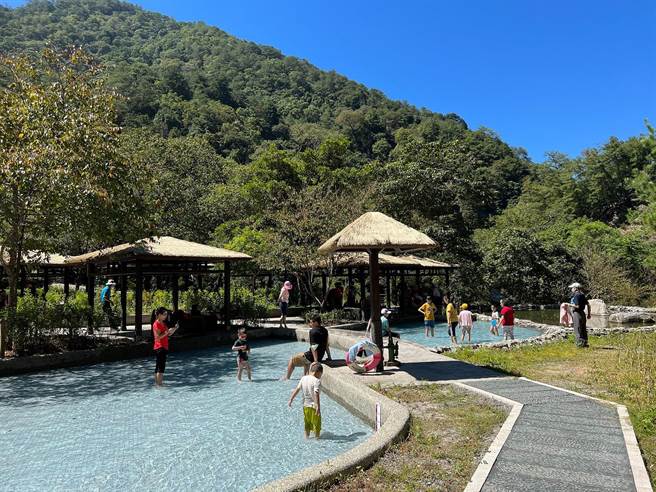 八仙山、大雪山国庆连假半票优惠，图为八仙山亲水池。（东势林管处提供）