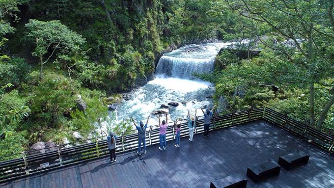 八仙山、大雪山国庆连假半票优惠，图为八仙山十文溪瀑布区。（东势林管处提供）