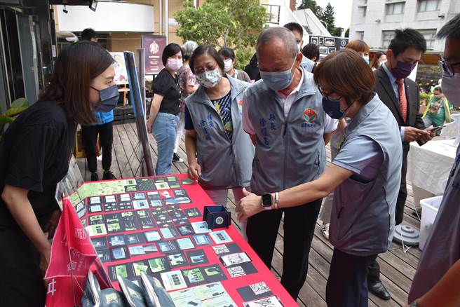 苗栗县长徐耀昌、副县长邓桂菊．一同参观苗栗女孩日系列活动。（谢明俊摄）