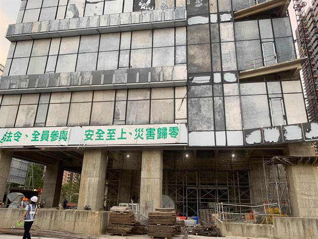 台中市西屯区台湾大道三段369号今天下午发生一起坠落意外。（民眾提供／张亦惠台中传真）