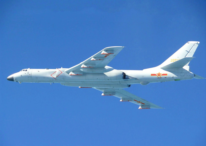 大陆官媒近日播出题为《锻造雄狮向復兴》的系列纪录片，其中包括了中共军机和无人机在绕岛巡航时拍摄鸟瞰台湾的影像。（图／微博）