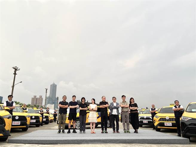 高雄市政府携手台湾大车队，将计程车车身与车顶灯改造设计，让平凡无奇的小黄摇身变成行走的设计力。（杨舒婷摄）