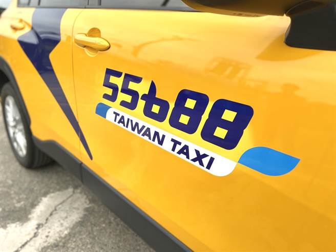 设计团队特意在车身上贴出熟悉的「55688」，将数字6设计成手指图案，既是手比爱心的形状也是大姆指比讚的样子。（杨舒婷摄）