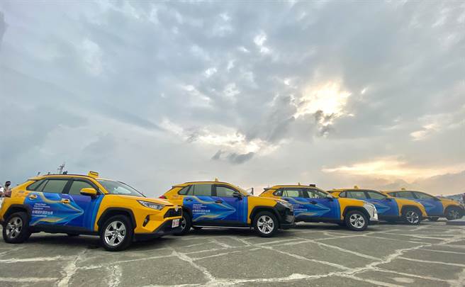 车身上贴出台湾设计展图案。（杨舒婷摄）