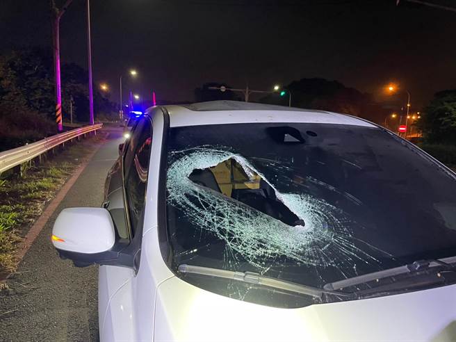 国道3号新竹路段日前发生掉落物砸中前挡风玻璃事故，1名谢姓女子遭不明车辆掉落的铁片砸中头部。（翻摄照片／王惠慧新竹传真）