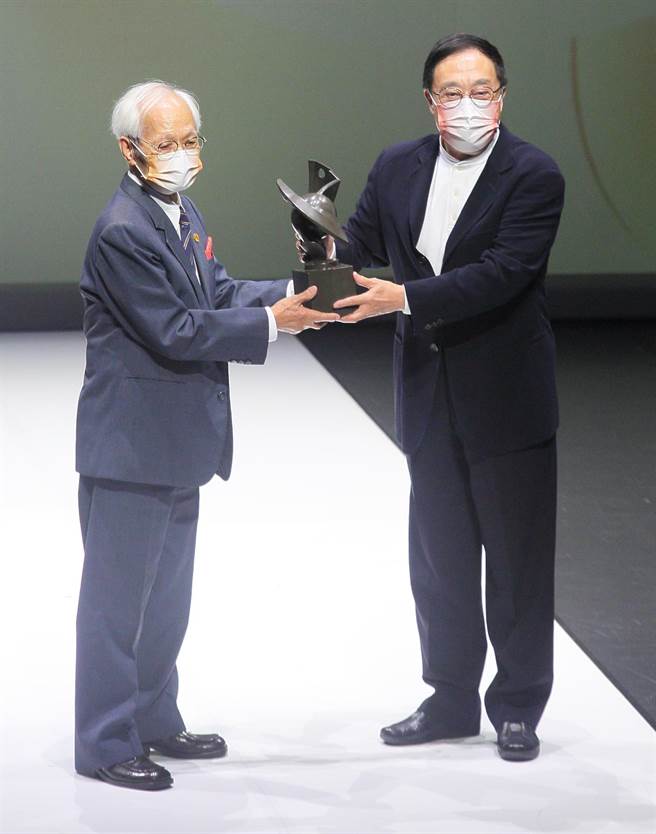 第22届国家文艺奖颁奖典礼7日在台北举行，由京剧名角李宝春（右）颁奖给音乐类得主北管艺师邱火荣（左）。（张铠乙摄）