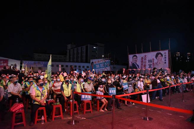 民进党台中市长参选人蔡其昌造势晚会太平场，7日晚间在太平区东平夜市广场展开，现场聚集约5000人到场加油。（潘虹恩摄）