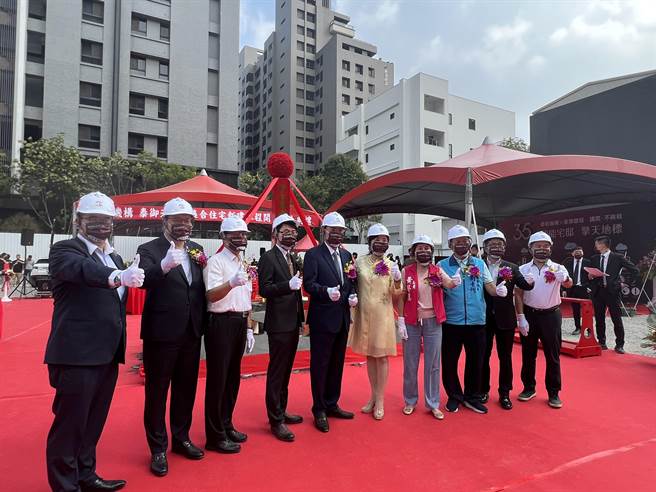 泰御建设新建案动土，将推出全栋「智能宅」，活动中并宣布捐赠暨南大学「愿景计画」20万元经费。(林欣仪摄)