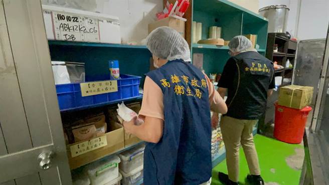 高市卫生局7日兵分2路前往稽查。（高市卫生局提供）