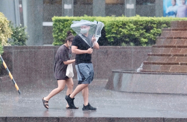 收到東北風影響，宜蘭連日降下暴雨，今天氣象局更升級為「超大豪雨」。(示意圖／資料照、郭吉詮攝)