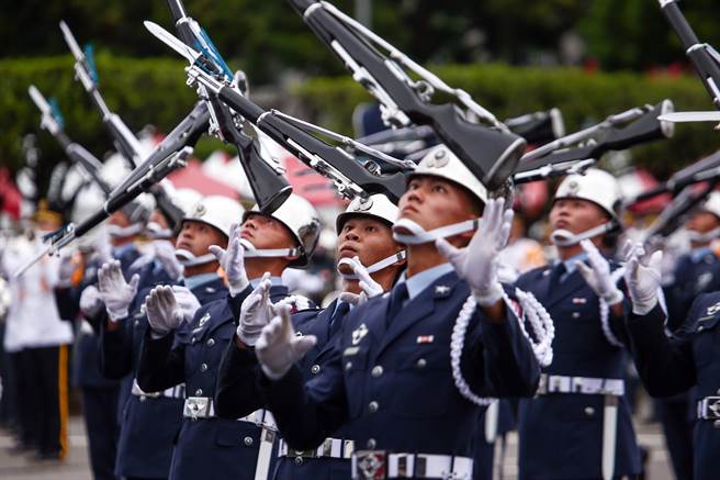 「国庆大会预演」活动，三军乐仪队精湛的演出获得满堂彩。（邓博仁摄）