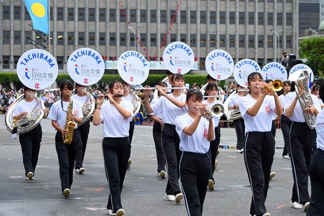 111年国庆筹备委员会7日在总统府前举办「国庆大会预演」活动，日本京都橘高校吹奏部学生进场演出。（邓博仁摄）