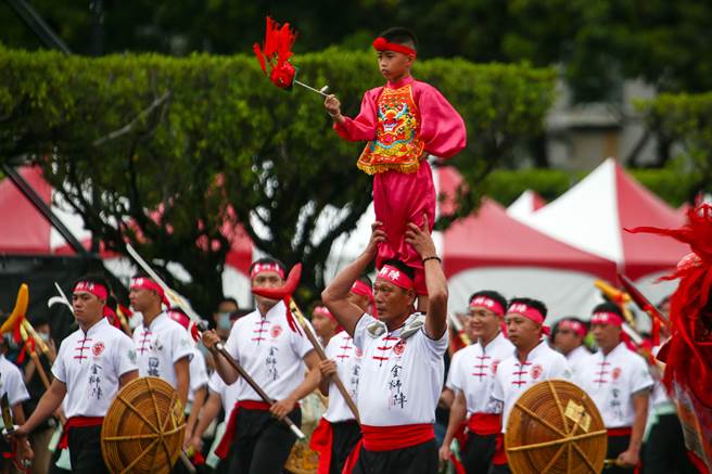 「国庆大会预演」活动，台南武阵带来代表台湾文化的宋江阵表演。（邓博仁摄）