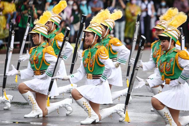 北一女乐仪旗队，7日于总统府前进行最后总彩排。（邓博仁摄）