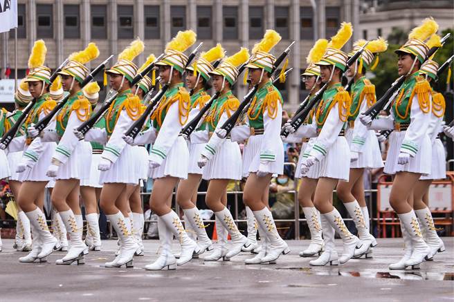 北一女乐仪旗队，7日于总统府前进行国庆最后总彩排。（邓博仁摄）