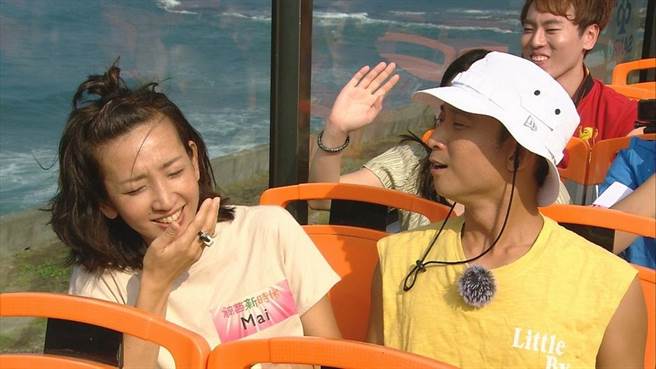 浩子介绍口感，听得日本人害羞狂笑。（民视提供）