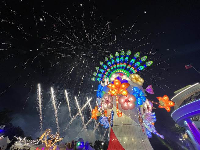 「2022议起爱相随-平安祈福灯会」今晚在台南市议会广场启灯。（洪荣志摄）