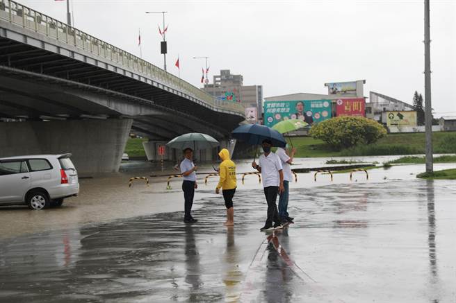 受东北季风影响及对流发展旺盛，宜兰县有局部大豪雨或超大豪雨，今天下午宜兰县也有4所学校停课。（翻摄照片／李忠一宜兰传真）