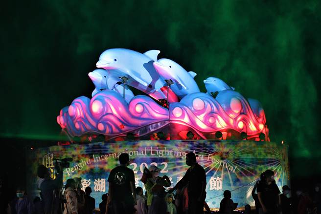 澎湖國際燈光藝術節主燈「舞躍銀波」是以海豚為主題，每到夕陽時分新灣區傍海落日，襯托其舞躍翻騰的天地美景，十分絢爛美麗。（張茂雄攝）