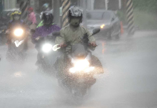 氣象局持續發布豪雨特報，明（8）日宜花、北海岸及雙北山區要慎防豪大雨。（示意圖／黃子明攝）