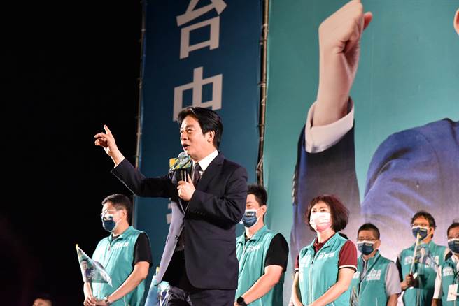 「台中動起來」民進黨台中市長參選人蔡其昌造勢晚會太平場，副總統賴清德（前）進場上台助講，台下民眾掌聲如雷。（潘虹恩攝）