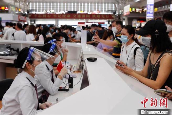 十一假期旅客在铁路上海虹桥站。(图／中新网)