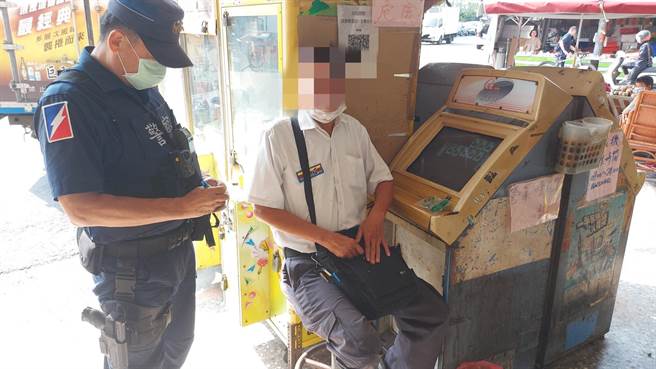 高雄保安大队黎明中队日前巡逻查询车牌时，发现车主63岁崔男为不能安全驾驶通缉犯，于是在一旁游戏机台发现正在玩游戏的他，立即将其逮捕解送归案。（翻摄照片／崔正纲高雄传真）