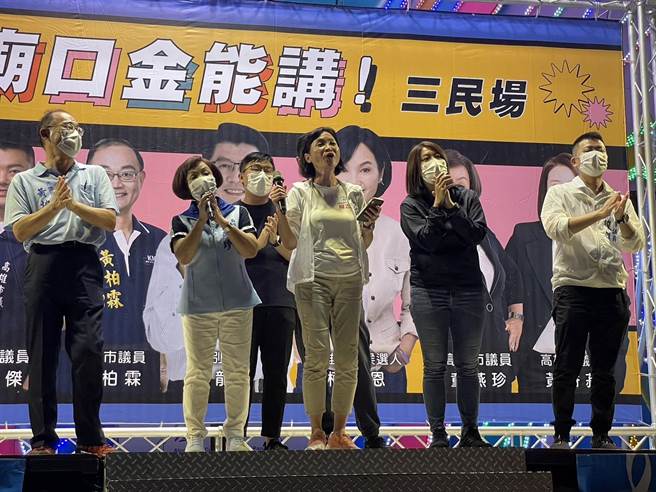 国民党高雄市长参选人柯志恩将于7日晚间在三凤宫举办首场庙口开讲活动，柯志恩在活动结束前更首度开金嗓与群眾合唱「快乐的出航」，将现场气氛炒热到最高点。（洪浩轩摄）