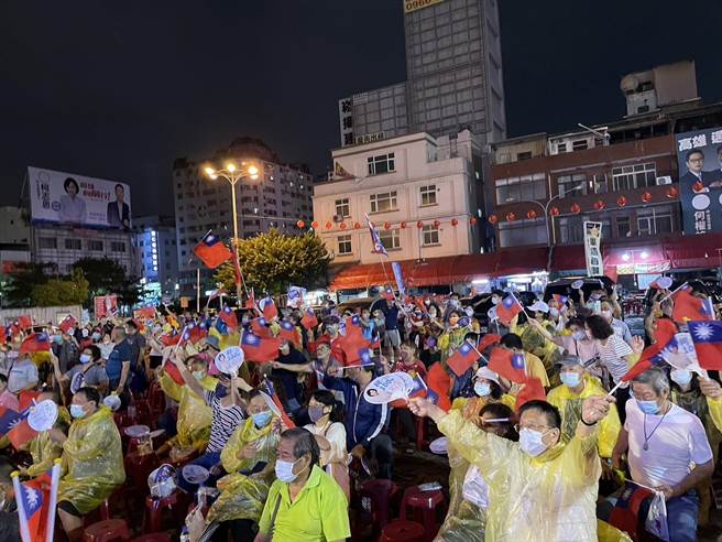 国民党高雄市长参选人柯志恩将于7日晚间在三凤宫举办首场庙口开讲活动，柯志恩在活动结束前更首度开金嗓与群眾合唱「快乐的出航」，将现场气氛炒热到最高点。（洪浩轩摄）