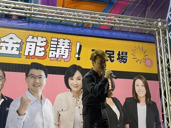 国民党高雄市长参选人柯志恩将于7日晚间在三凤宫举办首场庙口开讲活动，并邀请知名台语歌手翁立友到场献唱。（洪浩轩摄）