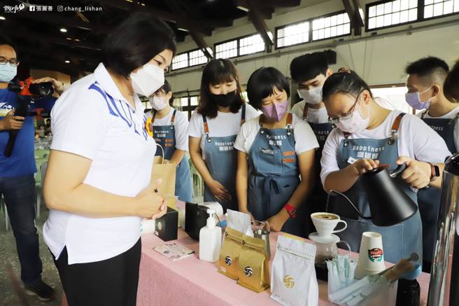 雲林縣長張麗善（左）。（圖 / 翻攝自張麗善臉書）