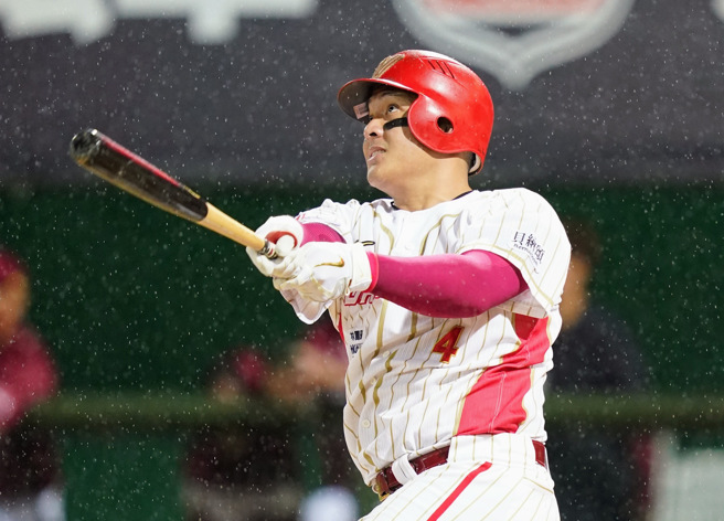 味全龙吉力吉捞・巩冠敲出本季第13轰，追上乐天桃猿林立并列全垒打王。（味全龙提供）