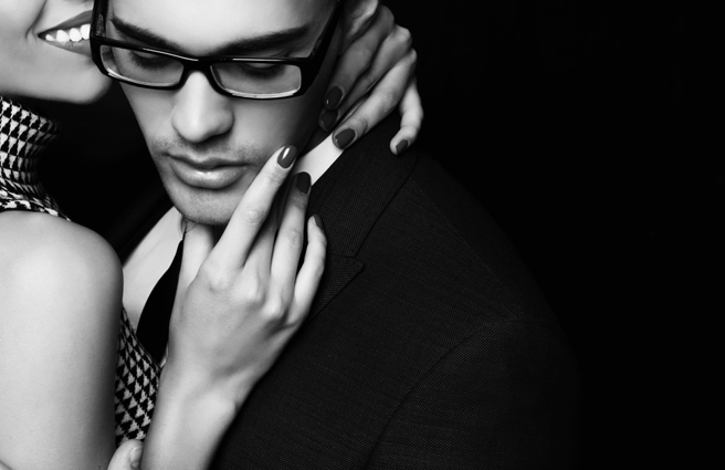 台南一名男子与人妻大玩车震挨告，辩称自己与人妻关系单纯。（示意图／Shutterstock）